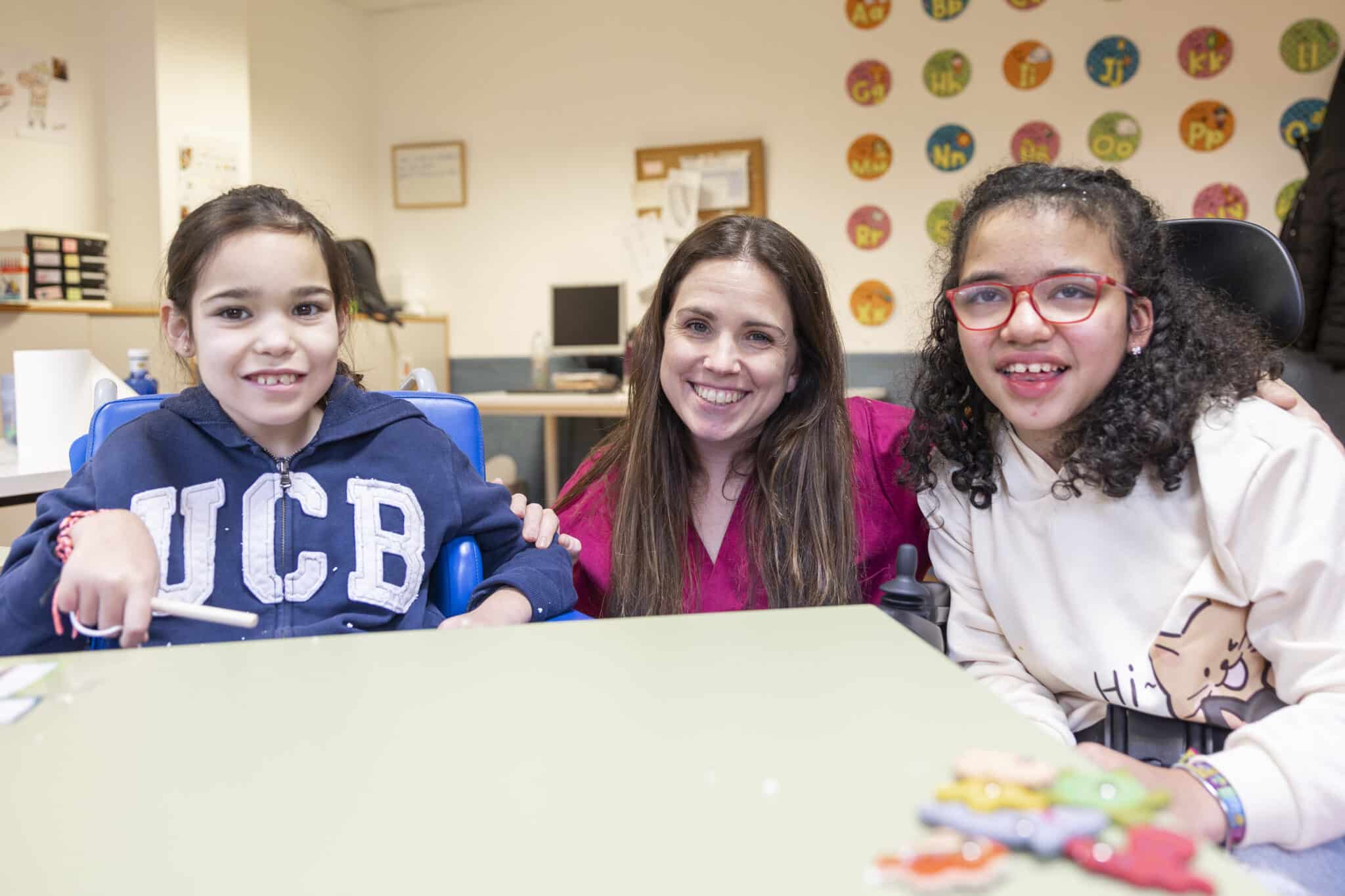 Colegio de Educación Especial en Madrid: Atención Integral y Compromiso Humano En Madrid, muchas personas con discapacidades severas enfrentan desafíos diarios que requieren atención especializada y un entorno adaptado a sus necesidades. En APSURIA, llevamos más de 50 años comprometidos con la mejora de la calidad de vida de estas personas y sus familias. Un Enfoque Personalizado desde la Infancia Desde los tres años, ofrecemos servicios adaptados que abarcan todas las etapas de la vida. Nuestro Colegio de Educación Especial proporciona una educación personalizada, fomentando el desarrollo de habilidades y la autonomía de cada alumno. Apoyo Continuo en la Edad Adulta Para adultos con discapacidades severas, contamos con un Centro de Día y una Residencia en Alcobendas. Estos espacios están diseñados para ofrecer atención integral, actividades terapéuticas y un entorno seguro y acogedor. Compromiso con las Familias Entendemos que el bienestar de las personas con discapacidades severas está estrechamente ligado al de sus familias. Por ello, brindamos apoyo emocional y asesoramiento, creando una red de confianza y colaboración. Cómo Puedes Ayudar Tu colaboración es esencial para continuar nuestra labor. Puedes contribuir haciéndote socio, a través de donaciones, voluntariado o participando en nuestros eventos solidarios. Cada gesto cuenta y marca la diferencia en la vida de quienes más lo necesitan.
